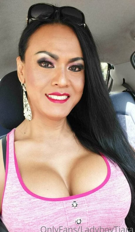 Naakte gelekte OnlyFans-foto van Ladyboytiara