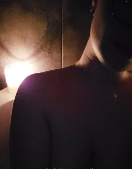 Naakte gelekte OnlyFans-foto van Freeartieeros