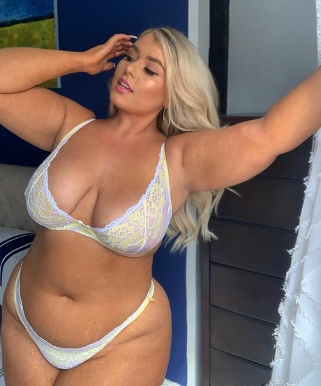 Naakte gelekte OnlyFans-foto van Izzy Nicholls