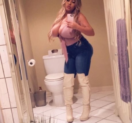 Naakte gelekte OnlyFans-foto van Andrea Marie