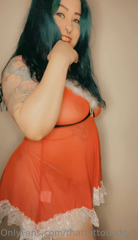 Naakte gelekte OnlyFans-foto van Thattattooedgirl