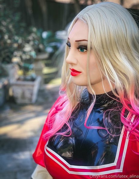 Naakte gelekte OnlyFans-foto van Latexalina