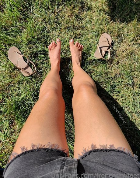 Naakte gelekte OnlyFans-foto van Frenchtinyfeet
