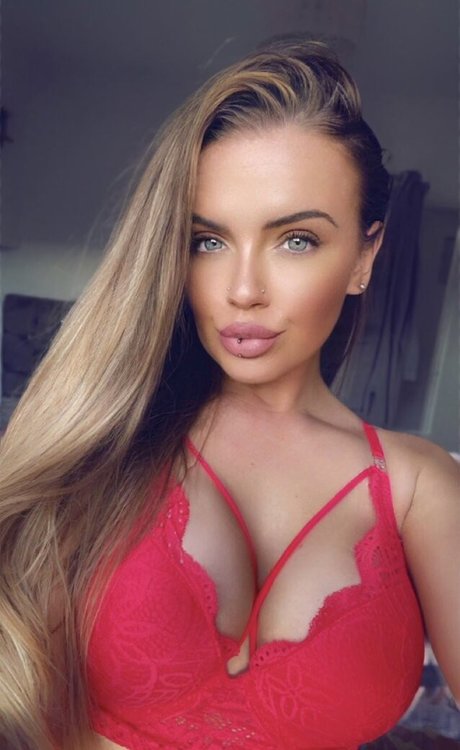 Naakte gelekte OnlyFans-foto van Aradiaxfiento