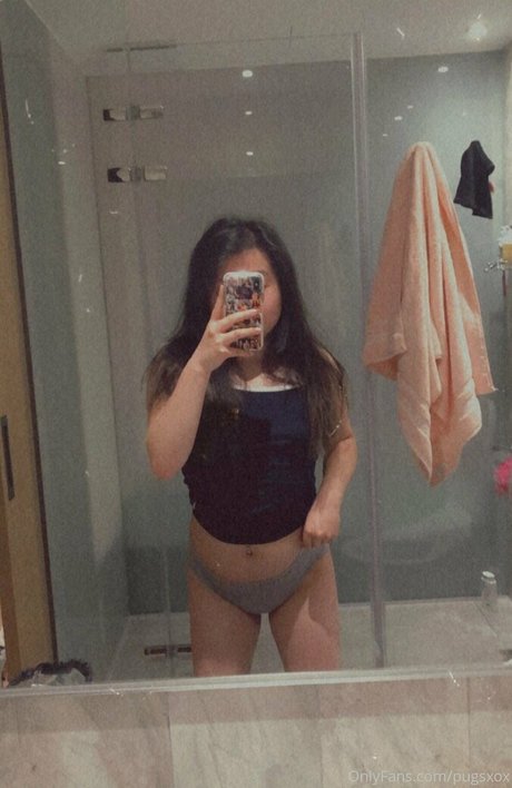 Naakte gelekte OnlyFans-foto van Pugsxox