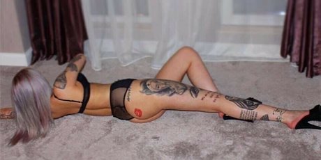 Naakte gelekte OnlyFans-foto van Emona