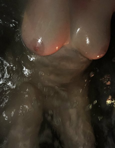 Naakte gelekte OnlyFans-foto van Naughtyredmilf