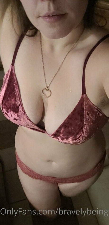 Naakte gelekte OnlyFans-foto van Bravelybeingwoman