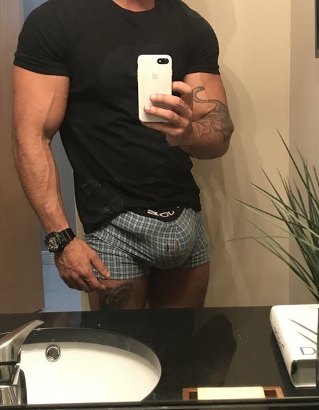 Naakte gelekte OnlyFans-foto van Thefackelmayer