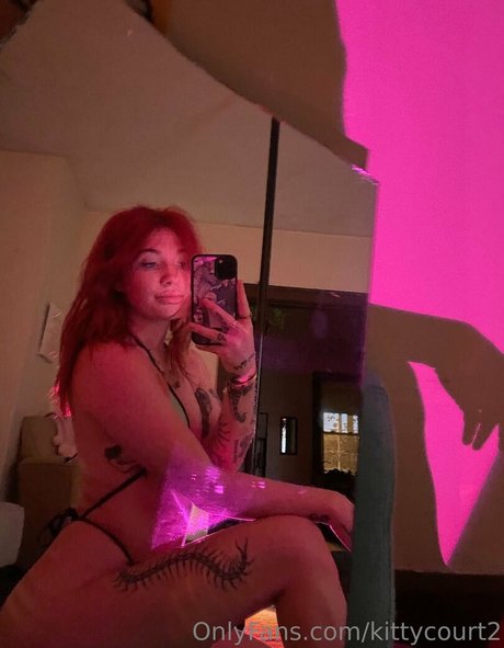 Naakte gelekte OnlyFans-foto van Kittycourty
