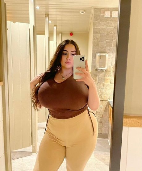 Naakte gelekte OnlyFans-foto van Pettiana  Cypriotmami