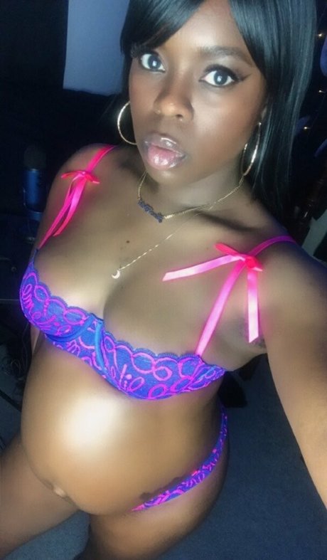 Naakte gelekte OnlyFans-foto van Simonesavage