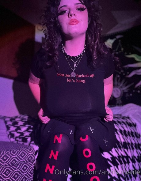 Naakte gelekte OnlyFans-foto van Antiisocialite
