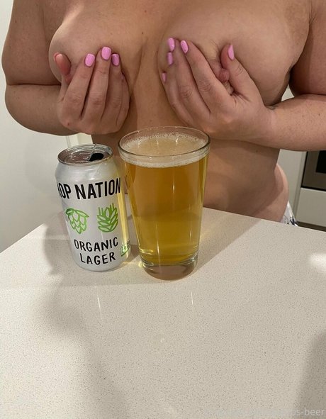 Naakte gelekte OnlyFans-foto van Boobsbeer