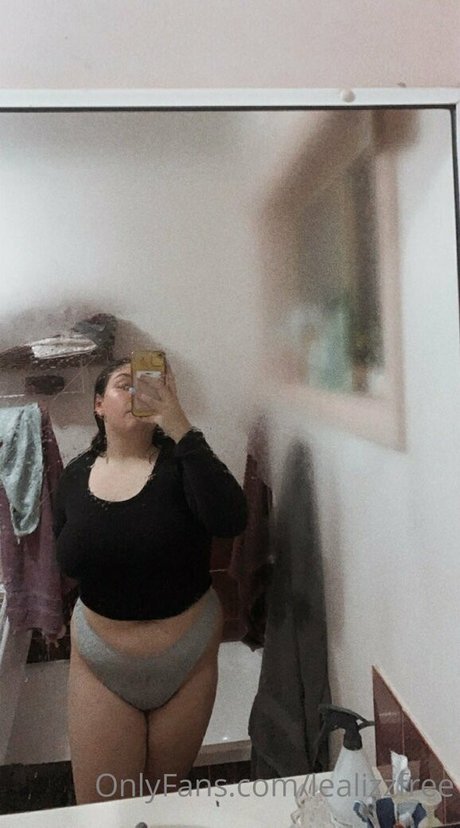 Naakte gelekte OnlyFans-foto van Lealizzfree