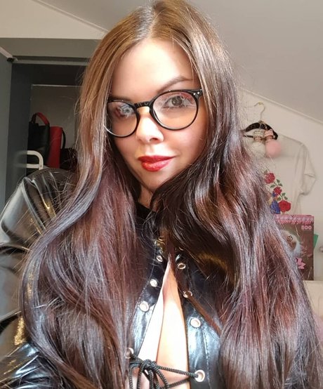 Naakte gelekte OnlyFans-foto van Nina Nightbloom