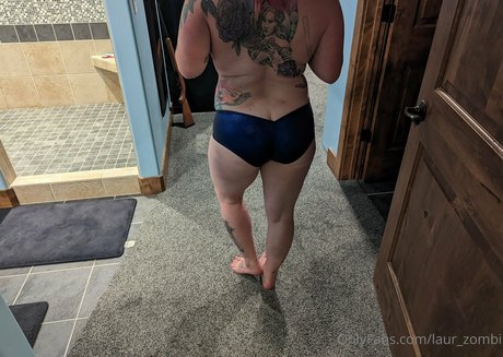 Naakte gelekte OnlyFans-foto van Laurzombi