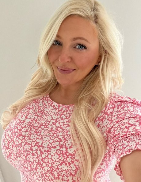 Naakte gelekte OnlyFans-foto van Julie
