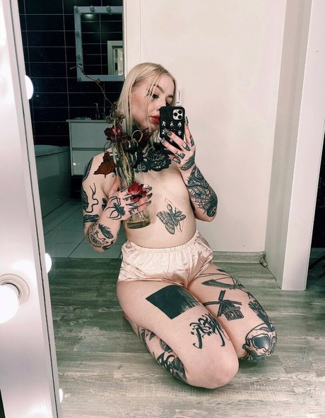 Naakte gelekte OnlyFans-foto van Dariamilk