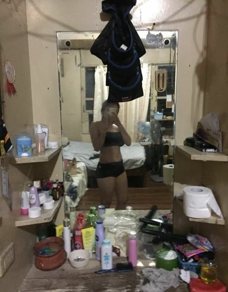 Naakte gelekte OnlyFans-foto van Justine Anne Belisario