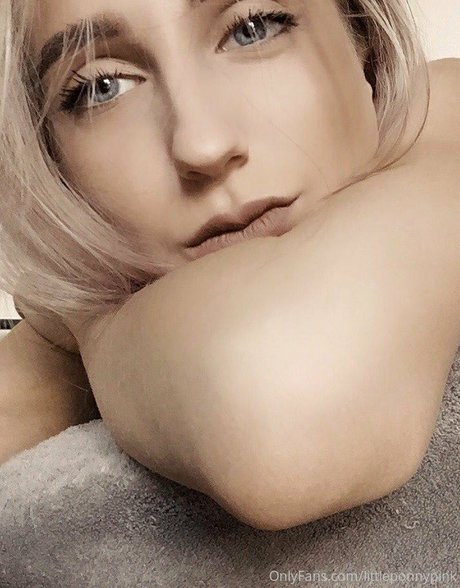 Naakte gelekte OnlyFans-foto van Littleponnypink