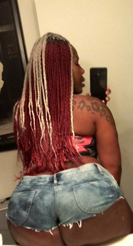 Naakte gelekte OnlyFans-foto van Mizzbeethebodyxxx