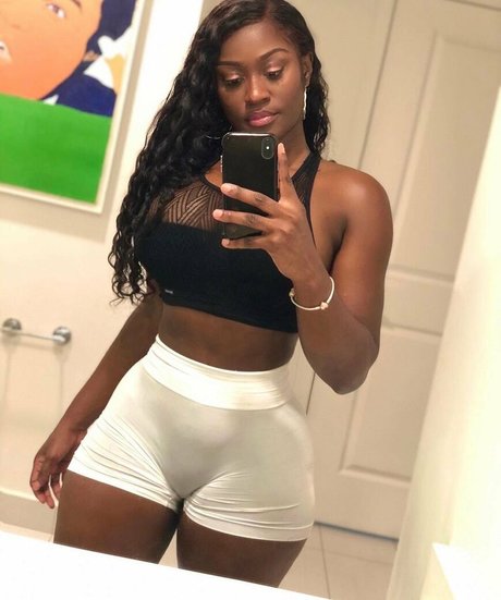 Naakte gelekte OnlyFans-foto van Babeth Lando