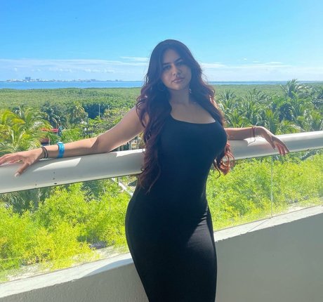 Naakte gelekte OnlyFans-foto van Suman Maria
