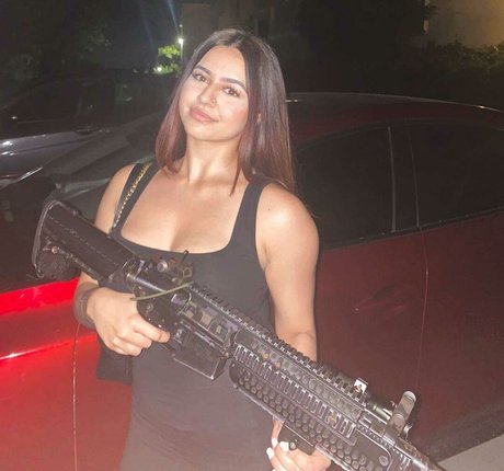 Naakte gelekte OnlyFans-foto van Suman Maria