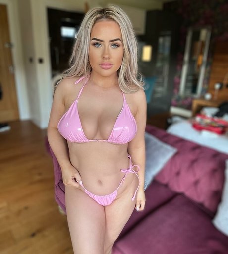 Naakte gelekte OnlyFans-foto van Rosie Rendell