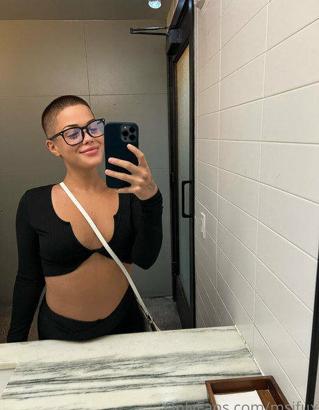 Naakte gelekte OnlyFans-foto van Thericandemon