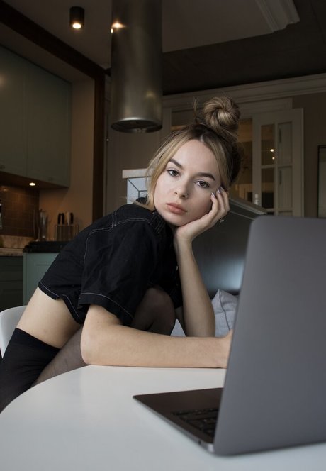 Naakte gelekte OnlyFans-foto van Emilypoker