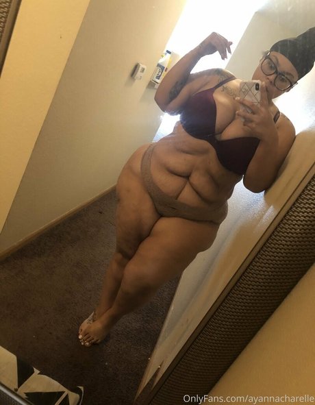 Naakte gelekte OnlyFans-foto van Ayannacharelle