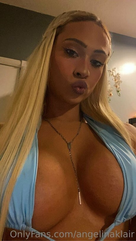 Naakte gelekte OnlyFans-foto van Angelinaklair