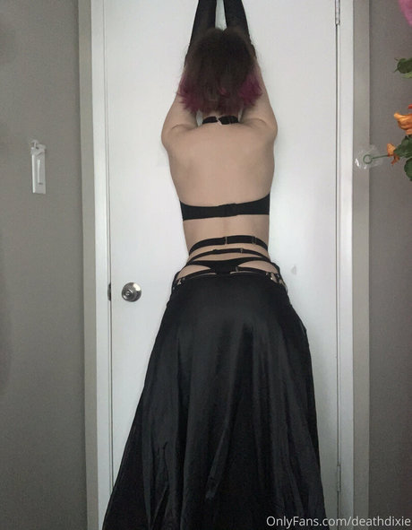 Naakte gelekte OnlyFans-foto van Deathdixie