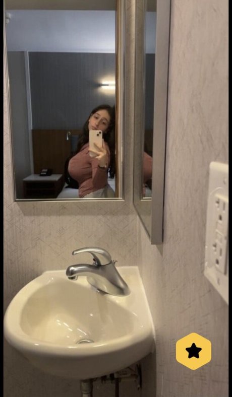 Naakte gelekte OnlyFans-foto van Mor Nissan