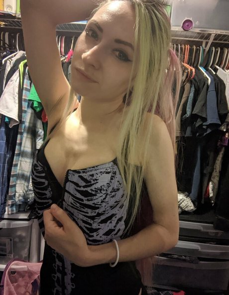 Naakte gelekte OnlyFans-foto van Leenamouz