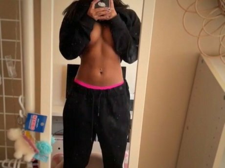 Naakte gelekte OnlyFans-foto van Sakurafit