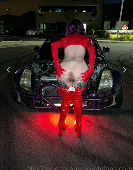 Naakte gelekte OnlyFans-foto van Minitruckmommy