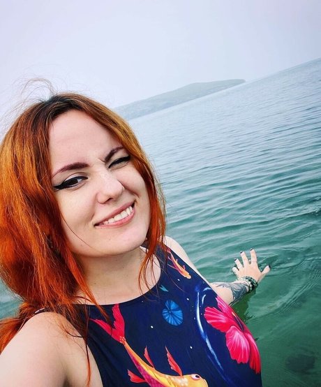 Naakte gelekte OnlyFans-foto van Alina Gingertail