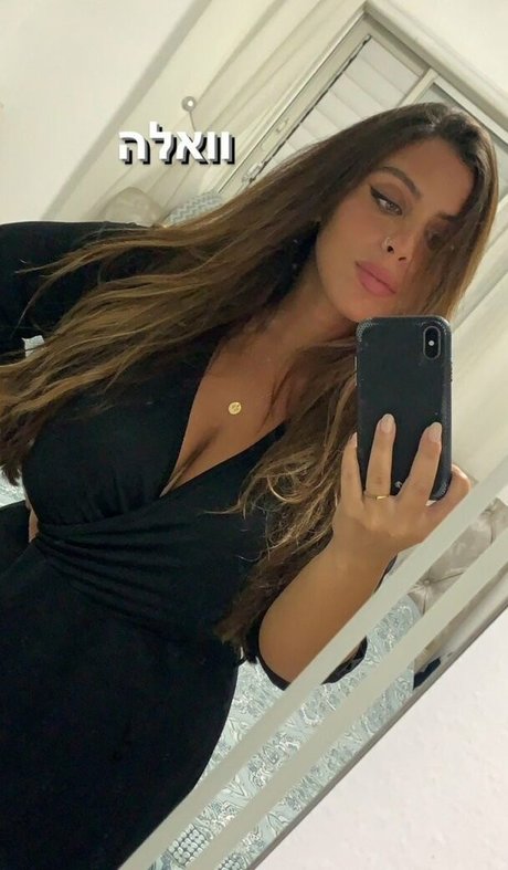Naakte gelekte OnlyFans-foto van Tami Bar