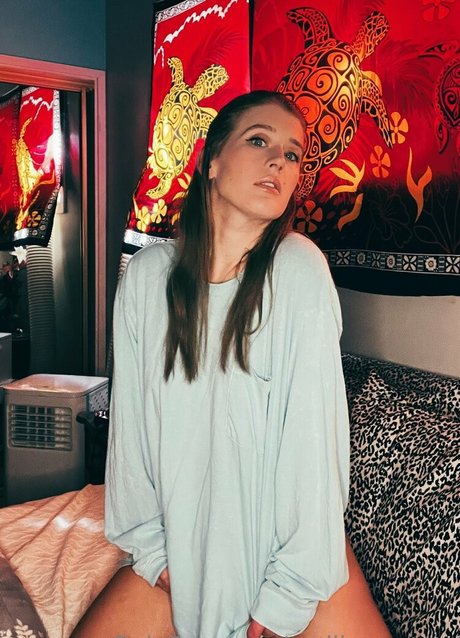 Naakte gelekte OnlyFans-foto van Emiliamuunn