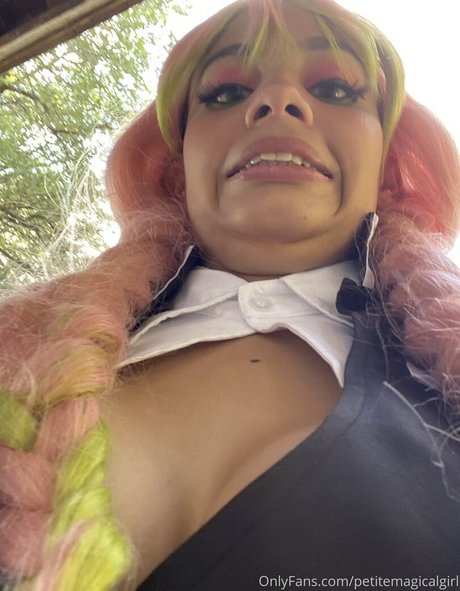 Naakte gelekte OnlyFans-foto van Petitemagicalgirl