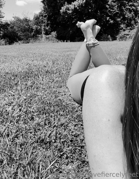 Naakte gelekte OnlyFans-foto van Lovefiercelyfeet