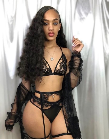 Naakte gelekte OnlyFans-foto van Tiahnie