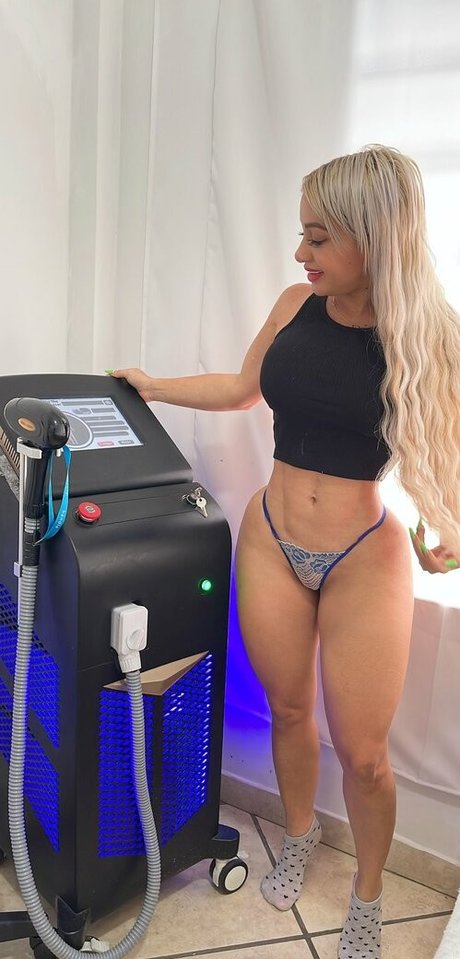 Naakte gelekte OnlyFans-foto van Barbie Michelle