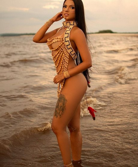 Naakte gelekte OnlyFans-foto van Karol Lima