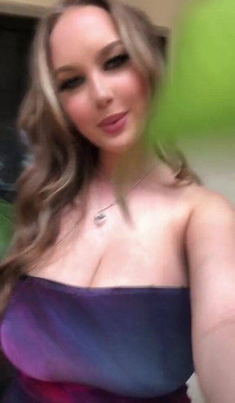 Naakte gelekte OnlyFans-foto van Ella B