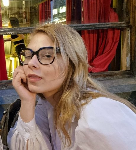 Naakte gelekte OnlyFans-foto van Sydney Poniewaz