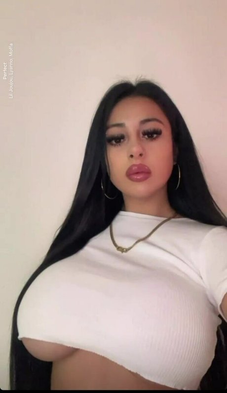 Naakte gelekte OnlyFans-foto van Emi Becerra